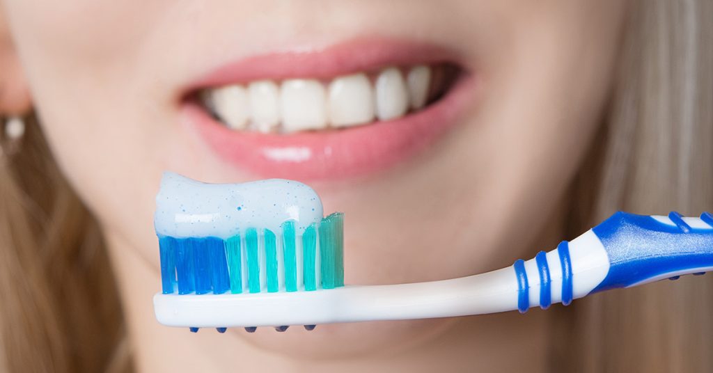 تبييض الأسنان باستخدام معجون الأسنان المبيض