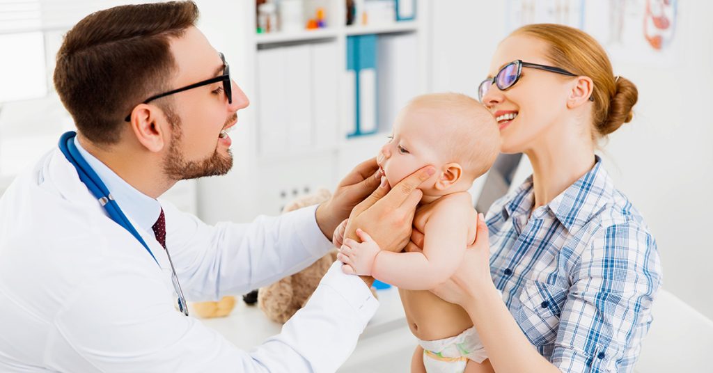 لماذا تعتبر زيارة طبيب الأسنان مهمة لطفلكم البالغ من العمر سنة واحدة